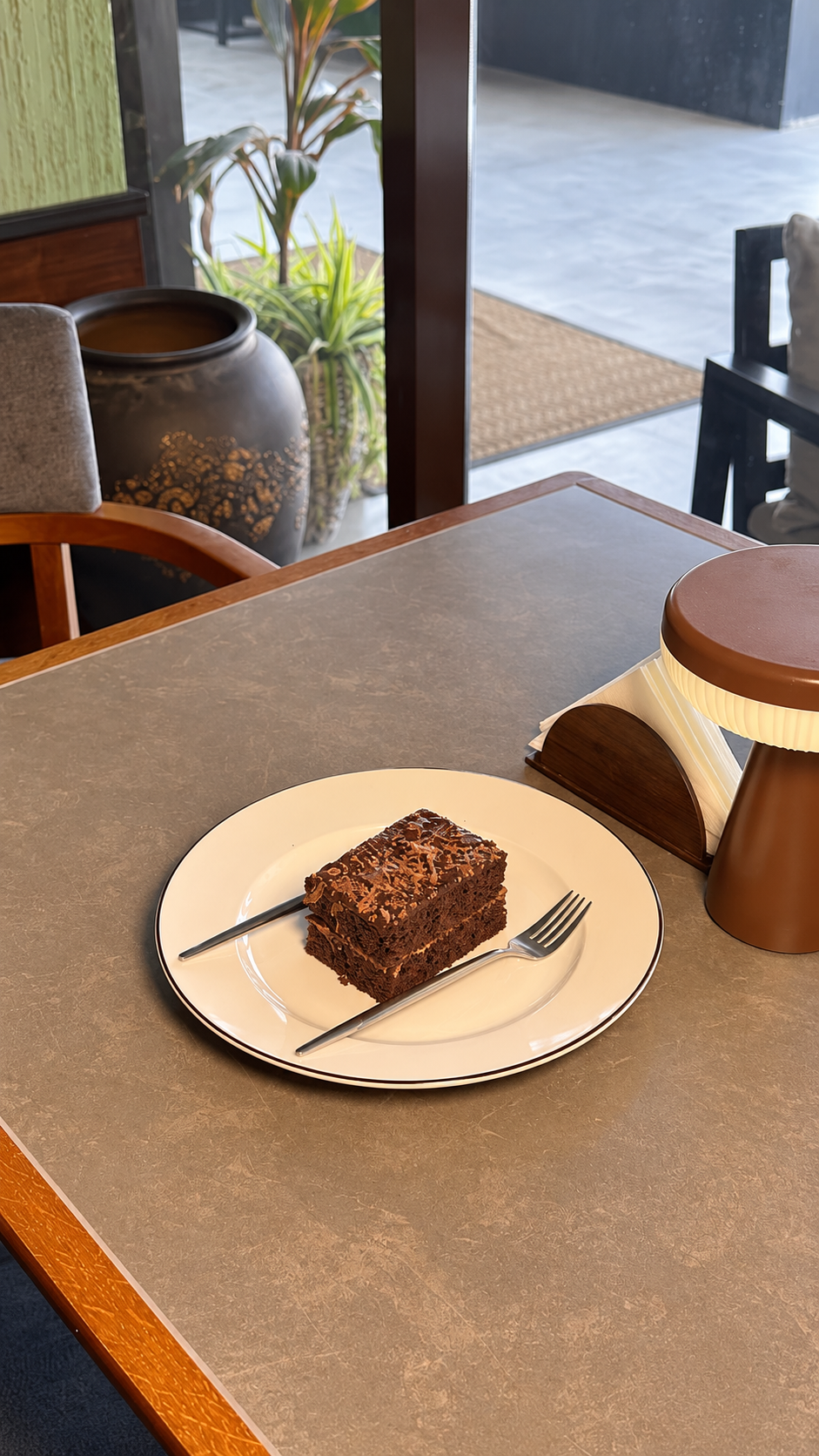 CHOCOLATE CAKE